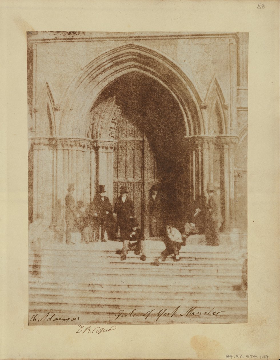 Férfiak csoportja a York Minster déli bejáratánál alkotó: Sir David Brewster