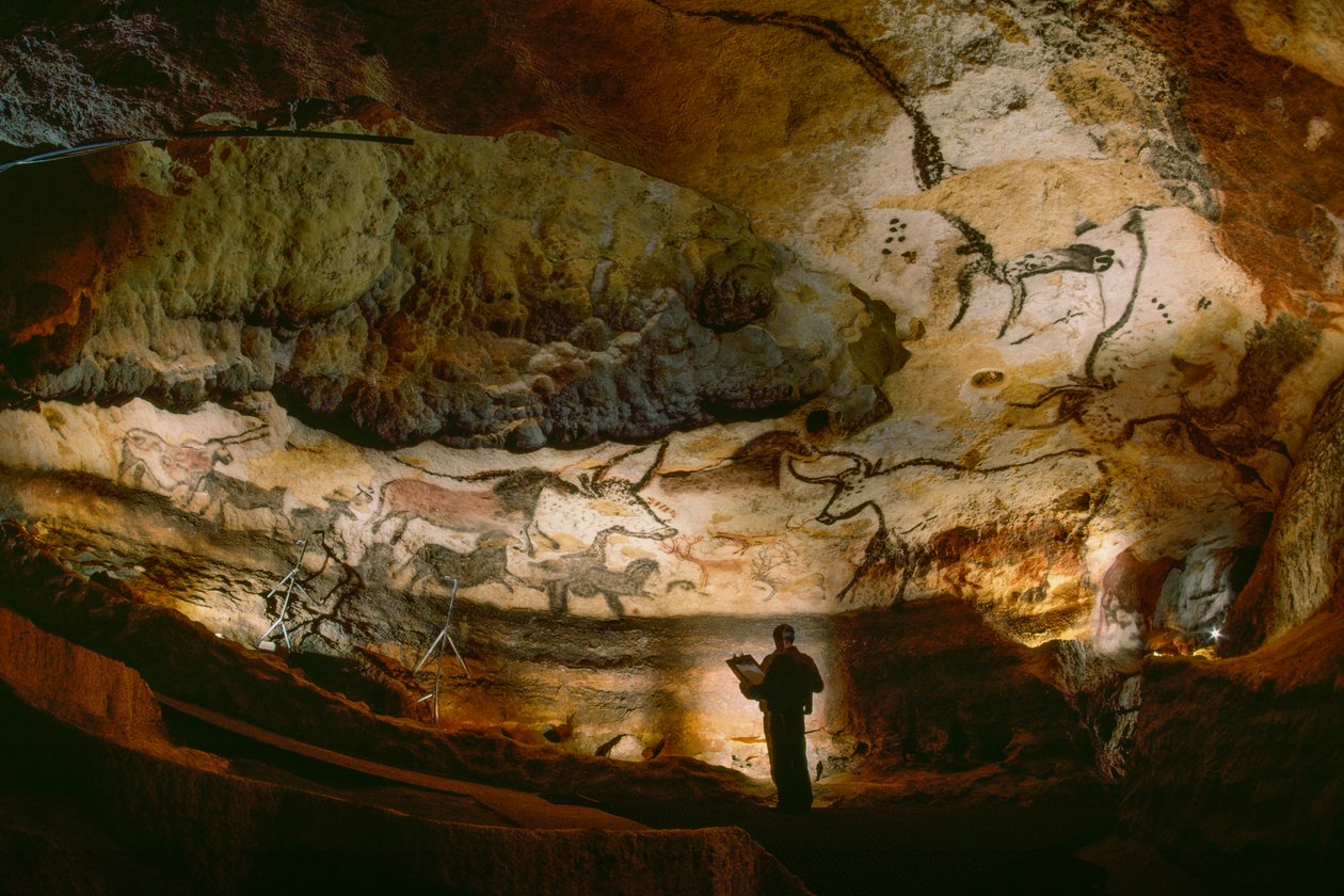 A Bikák csarnoka tömeges kalcitfalak a Lascaux-barlangban. alkotó: Sisse Brimberg