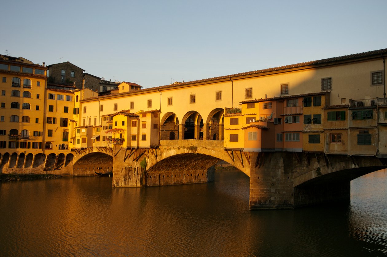 Olaszország, Firenze, Kora reggeli napfelkelte a Ponte Vecchio-n hajnalban, 2022 (fotó) alkotó: Sisse Brimberg