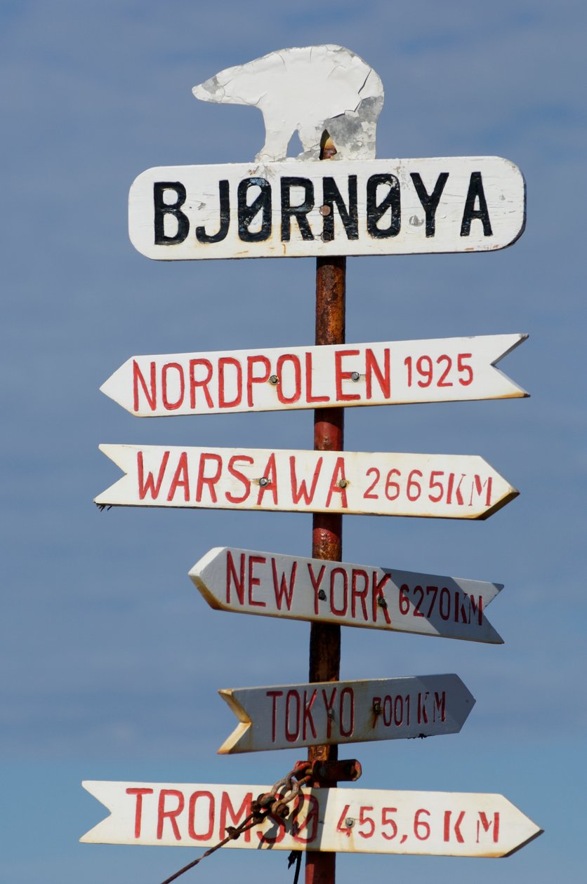 Norvégia, útbaigazító tábla a Medve-szigeten, 2022 (fotó) alkotó: Sisse Brimberg