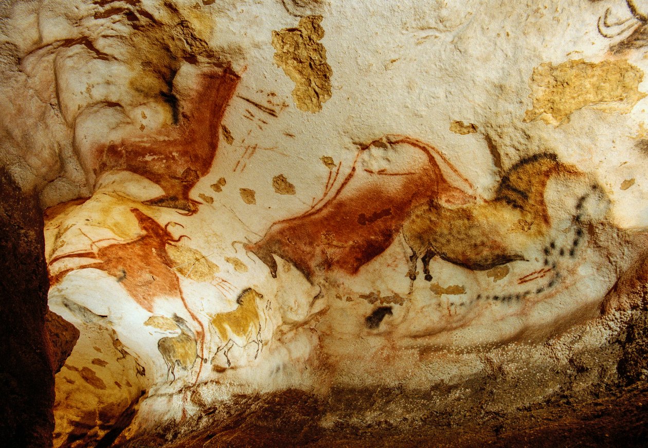 Az őskori művészek robusztus lovakat festettek a franciaországi Lascaux-ban található Axial Gallery mennyezetére. alkotó: Sisse Brimberg