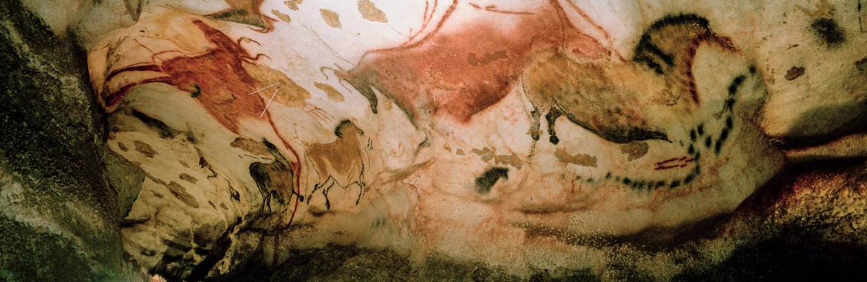 A vörös tehenek és a kínai lovak a fal mentén cikáznak a Lascaux-barlang Axiális Galériájában. alkotó: Sisse Brimberg