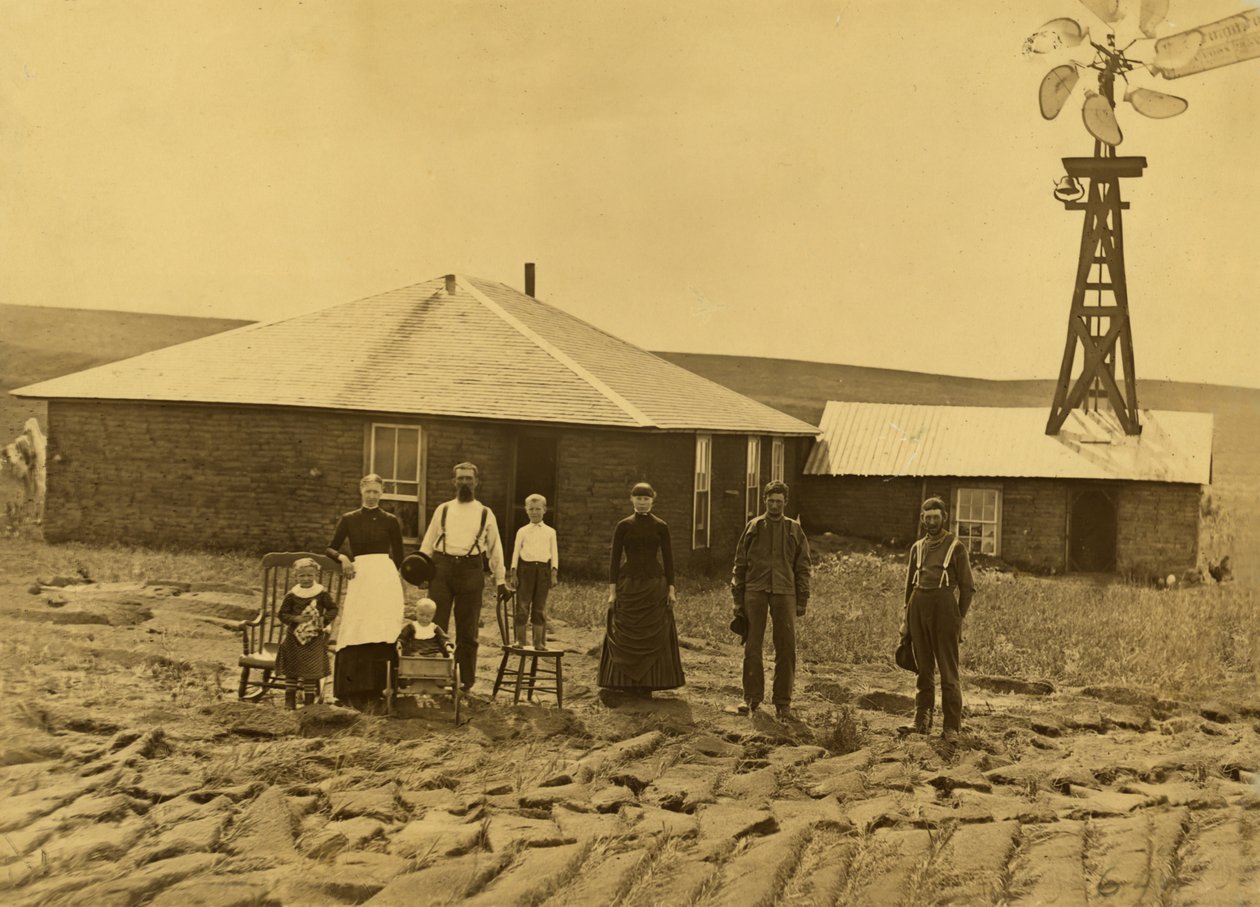 Tanyasi család, a szomszédos épület tetején szélmalommal rendelkező gyepházán kívül Custer megyében, Nebraska államban, 1885 körül (f/w fotó) alkotó: Solomon D. Butcher