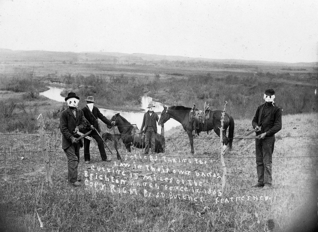 A „szögesdrót-háború” Nebraskában 1884-1885: A tanyatulajdonosok megpróbálják elvenni a földet a gazdáktól a szögesdrót-elhatárolás ellen – Solomon D. Butcher fényképe alkotó: Solomon D. Butcher