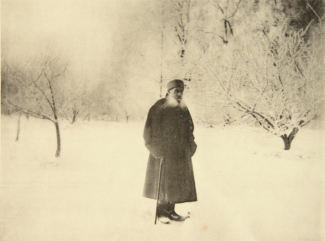 Lev Tolsztoj orosz író téli sétát tesz, 1900-as évek alkotó: Sophia Andreevna Tolstaya