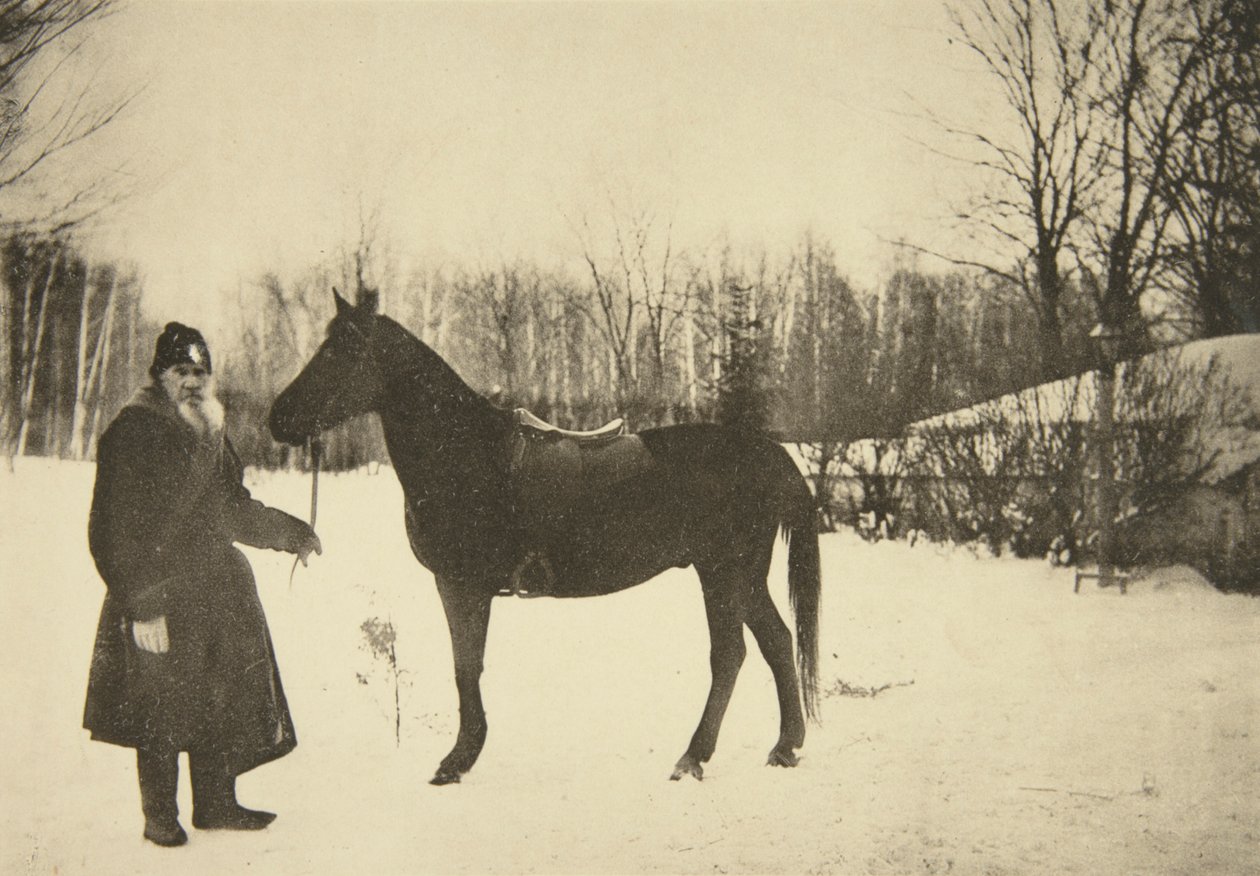 Lev Tolsztoj orosz író lóval, Jasznaja Poljana, Tula közelében, Oroszország, 1905. alkotó: Sophia Andreevna Tolstaya