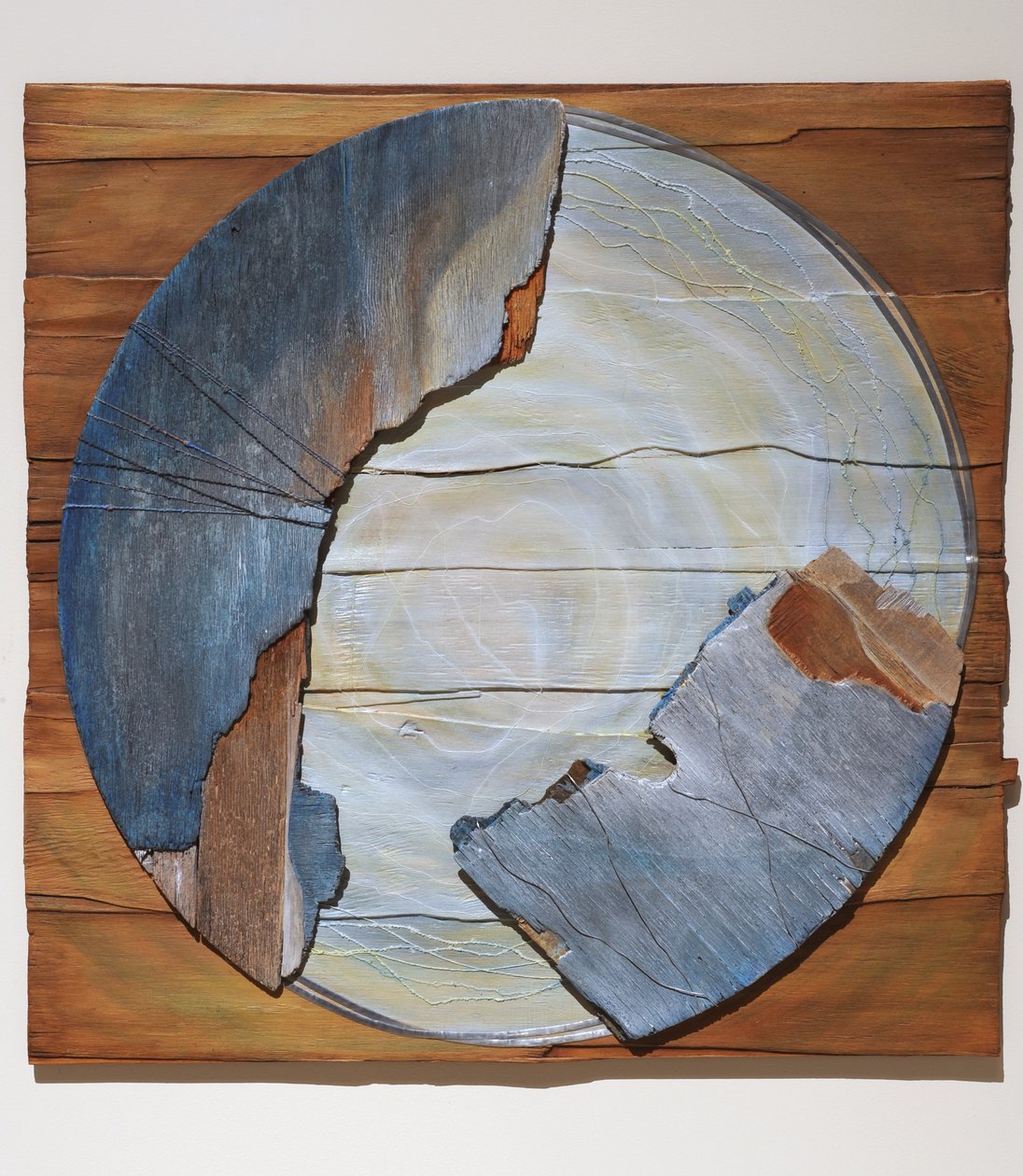 Szűz és gyermeke, 2007 (panel, talált anyagok, textil, irizáló médium) alkotó: Sophie Hacker