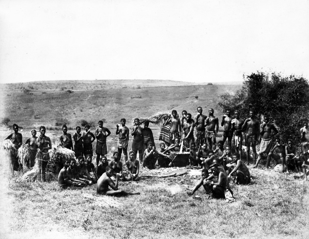 Zulusok csoportja, akiknek scouffjuk van, 1895 körül alkotó: South African Photographer