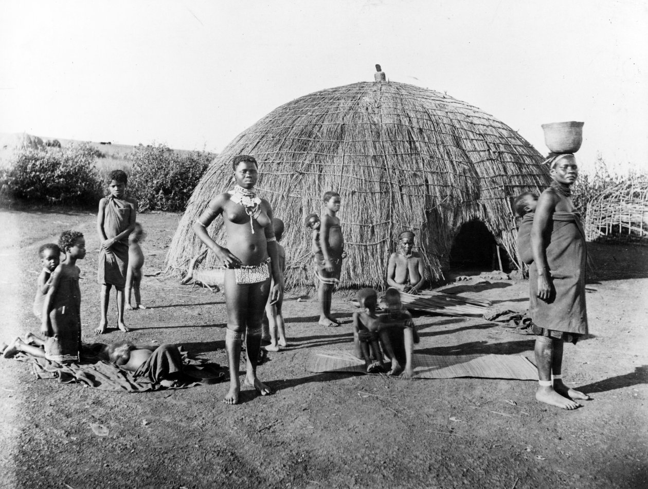 Gyékénykészítés Zuluföldön, 1895 körül alkotó: South African Photographer