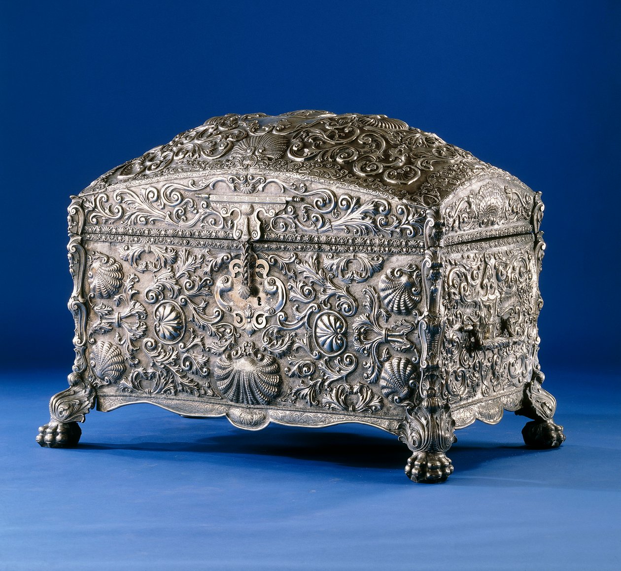 Egy fontos spanyol gyarmati ezüst kassza, 1800 körül (ezüst fa alappal és fa belsővel) alkotó: South American School