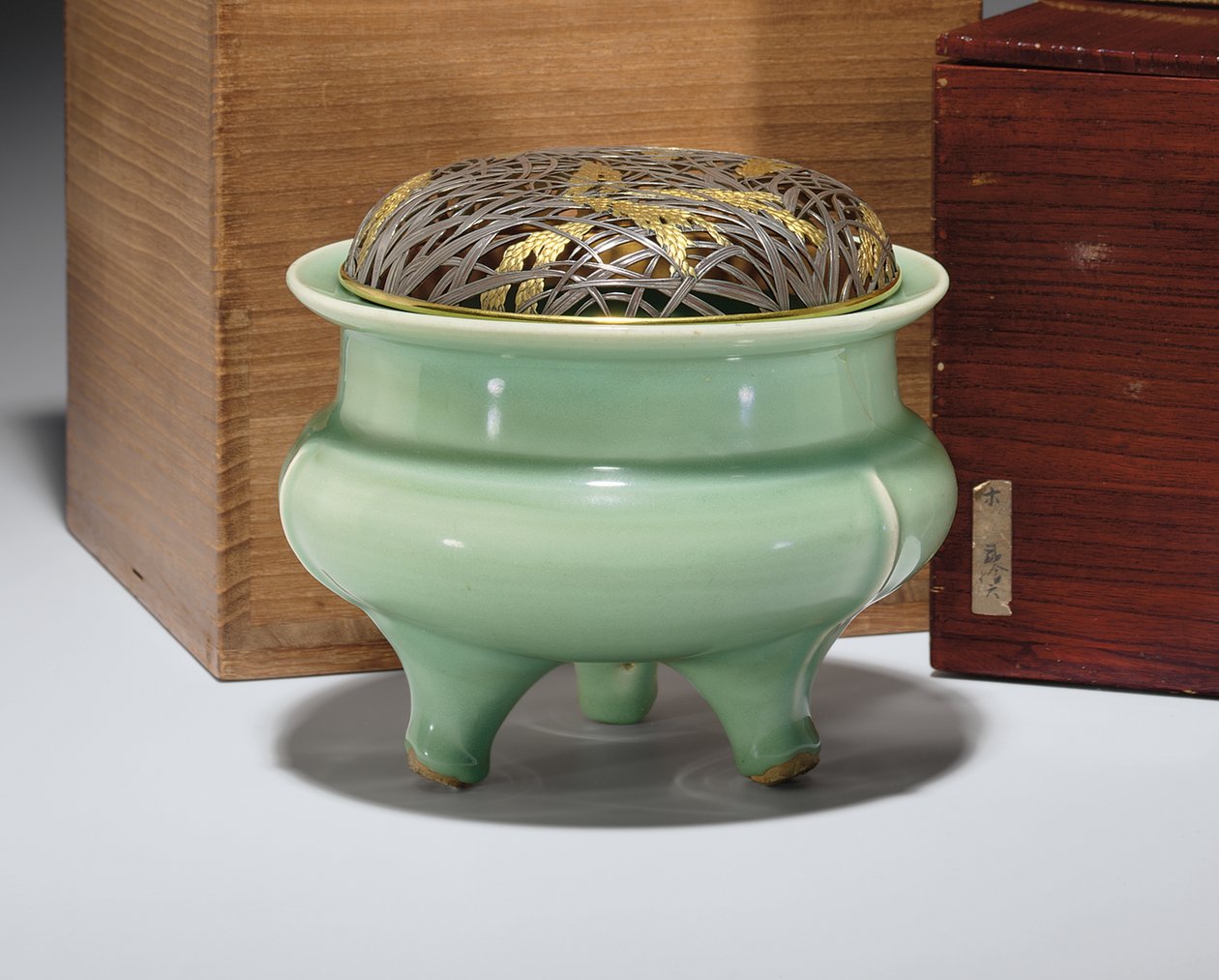 Nagyméretű Longquan celadon állványos füstölő, japán parcellaaranyozott fém borítással (kerámia) (lásd még: 349496) alkotó: Southern Song Dynasty Chinese School