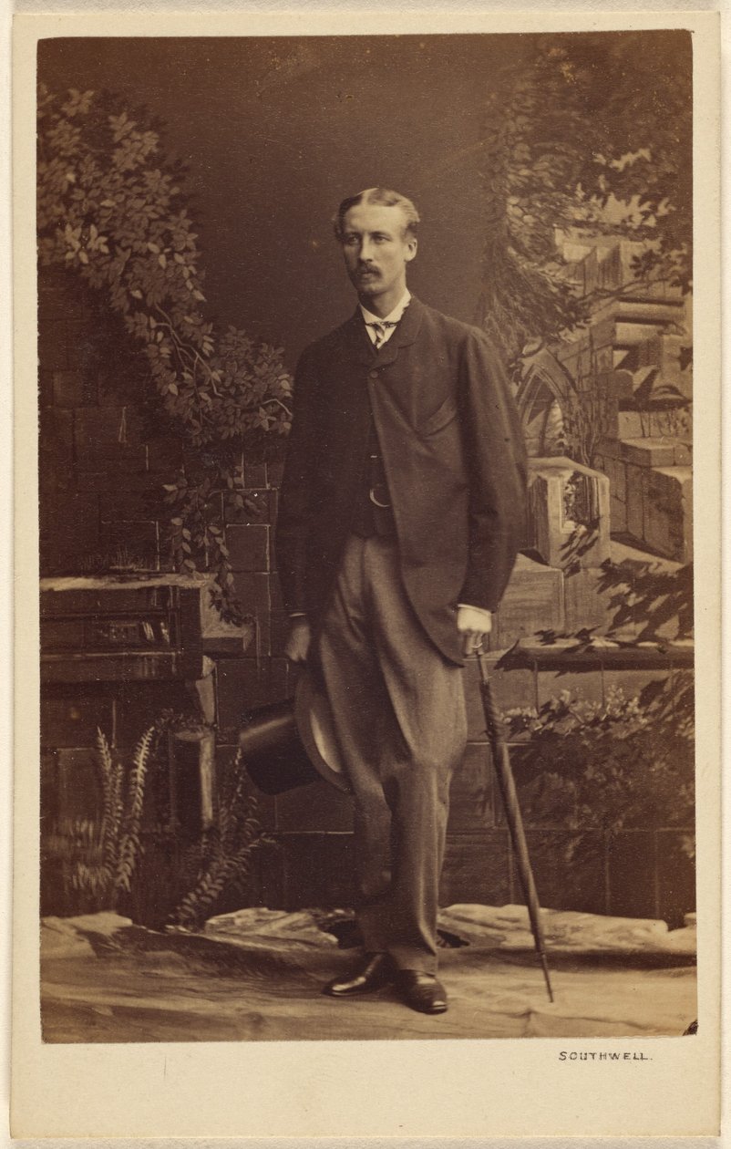 [Ismeretlen bajuszos férfi, cilinderrel és esernyővel a kezében, áll] alkotó: Southwell Brothers