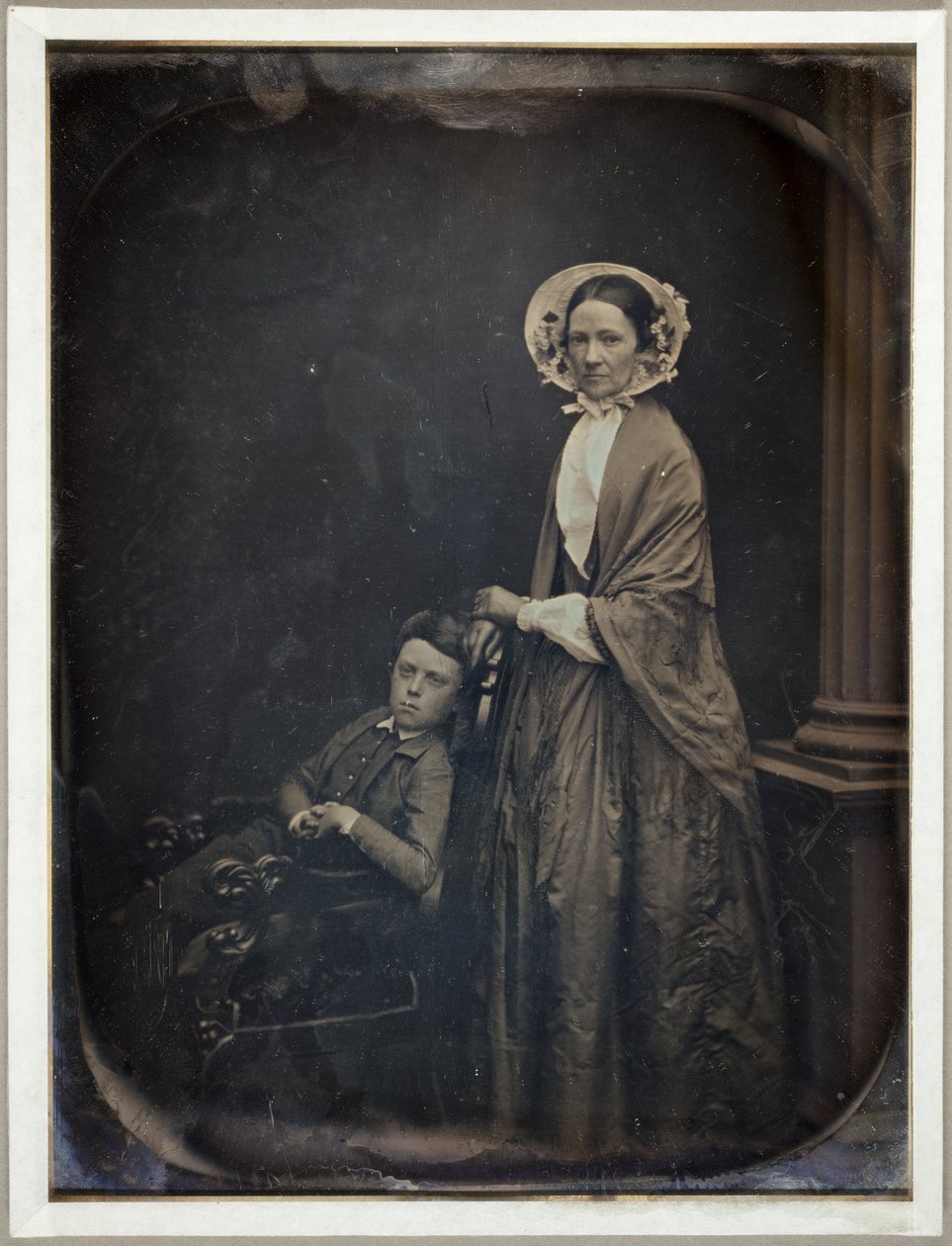 Untitled (Egy nő motorháztetőben és kendőben, ülő fiával) alkotó: Southworth and Hawes
