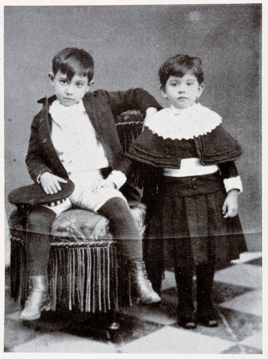A hétéves Pablo Picasso nővérével, Conchitával, 1888 alkotó: Spanish Photographer