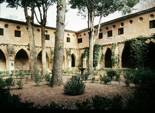 Kilátás az 1194-ben alapított és jelenlegi helyére 1218-ban költözött kolostor kolostorára alkotó: Spanish School