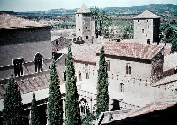 Kilátás az 1149-ben alapított és 1940-ben felújított Santa Maria de Poblet kolostorra alkotó: Spanish School