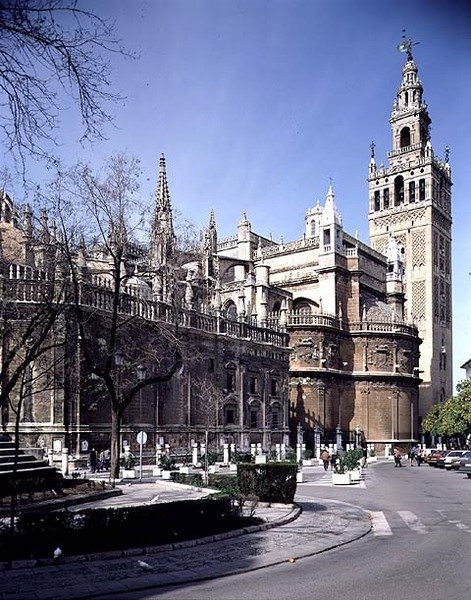 Kilátás a keleti homlokzatra a Giralda torony mögött alkotó: Spanish School