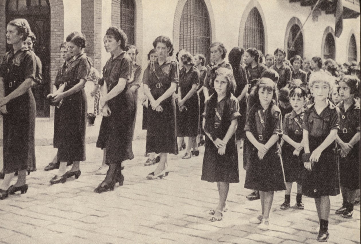 A spanyolországi falangista mozgalom női szekciója Francisco Franco uralkodása alatt (fekete-fehér fotó) alkotó: Spanish Photographer