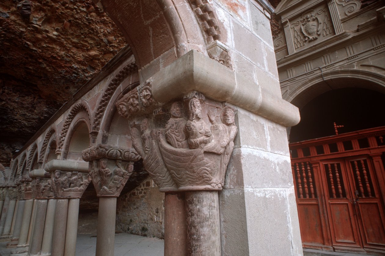 Árkád tőke, amely Krisztust ábrázolja, aki tanítványait hívja alkotó: Spanish School