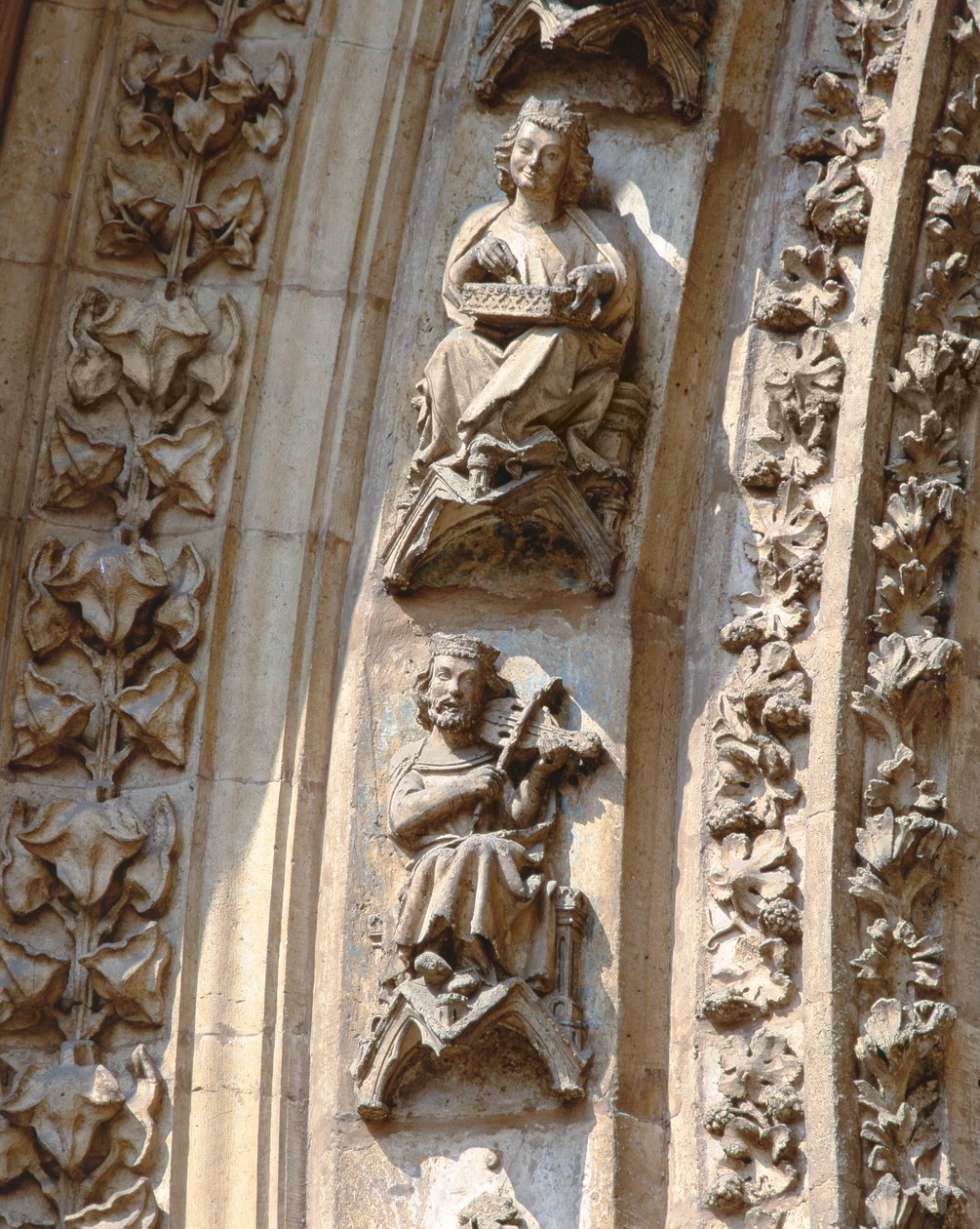 A nyugati homlokzat központi portáljának levéltára, hegedűs és citerás részlete, c. 1350-1400 (nagy dombormű) alkotó: Spanish School