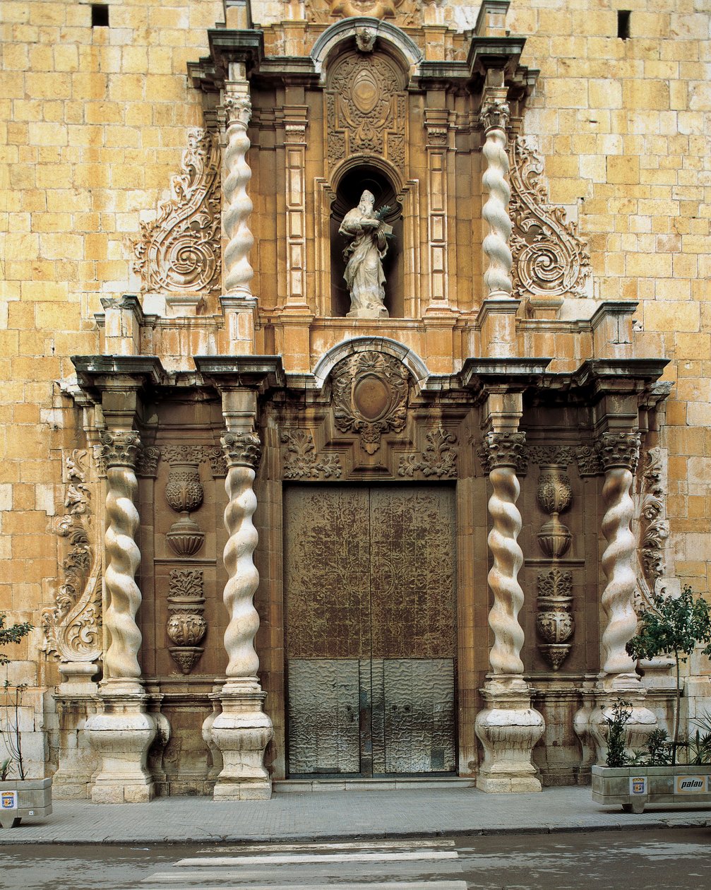 Részlet a 18. században épült San Bartolome-templom (Benicarlo, Spanyolország) homlokzatáról (fotó) alkotó: Spanish School