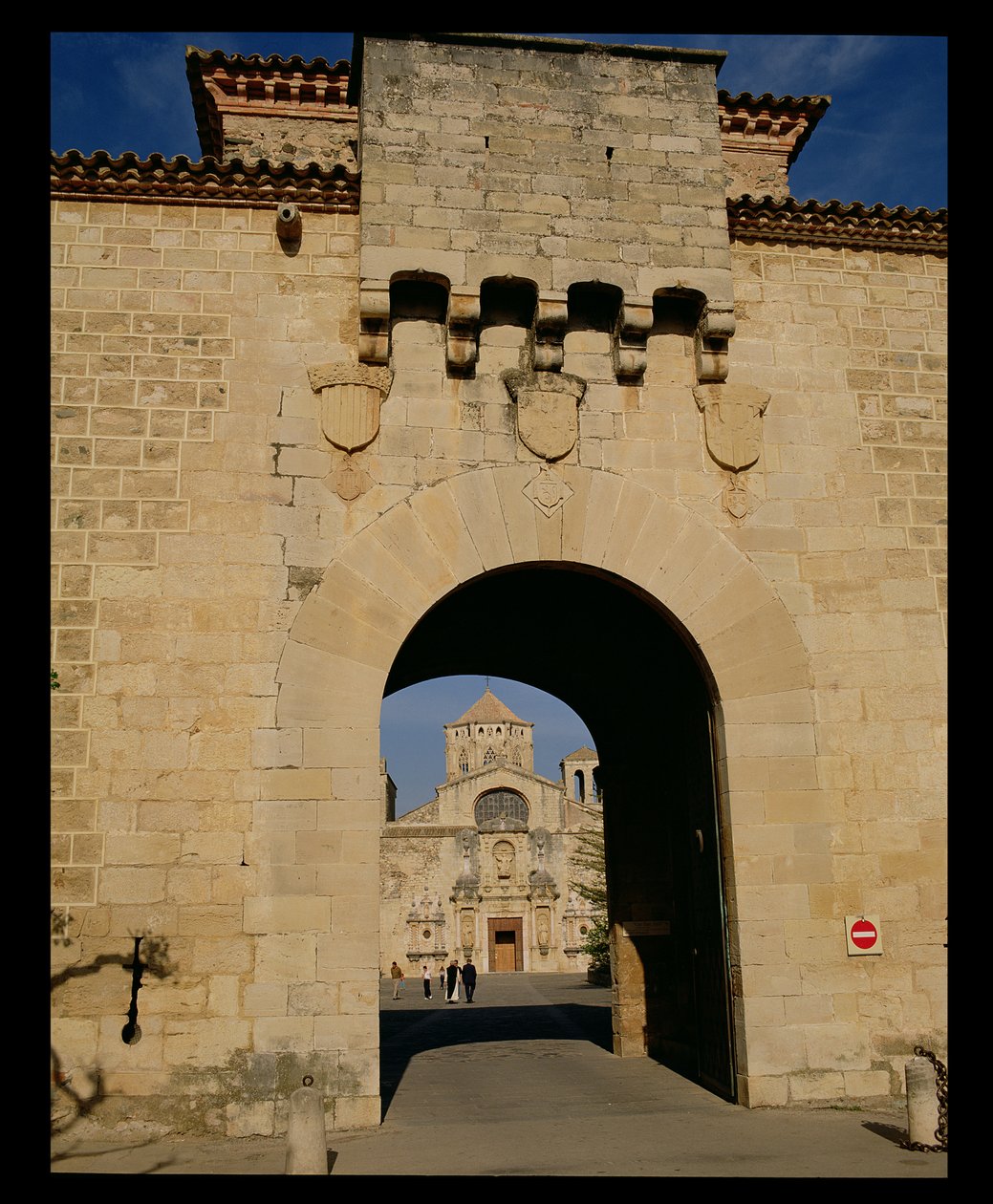Az 1151-ben alapított kolostor bejárata alkotó: Spanish School