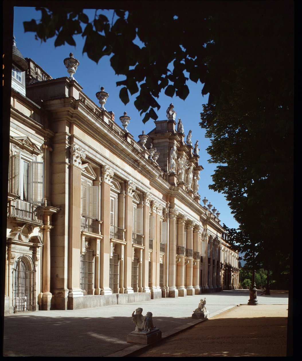 A Granja de San Ildefonso királyi palota homlokzata, a spanyol királyok nyári rezidenciája alkotó: Spanish School