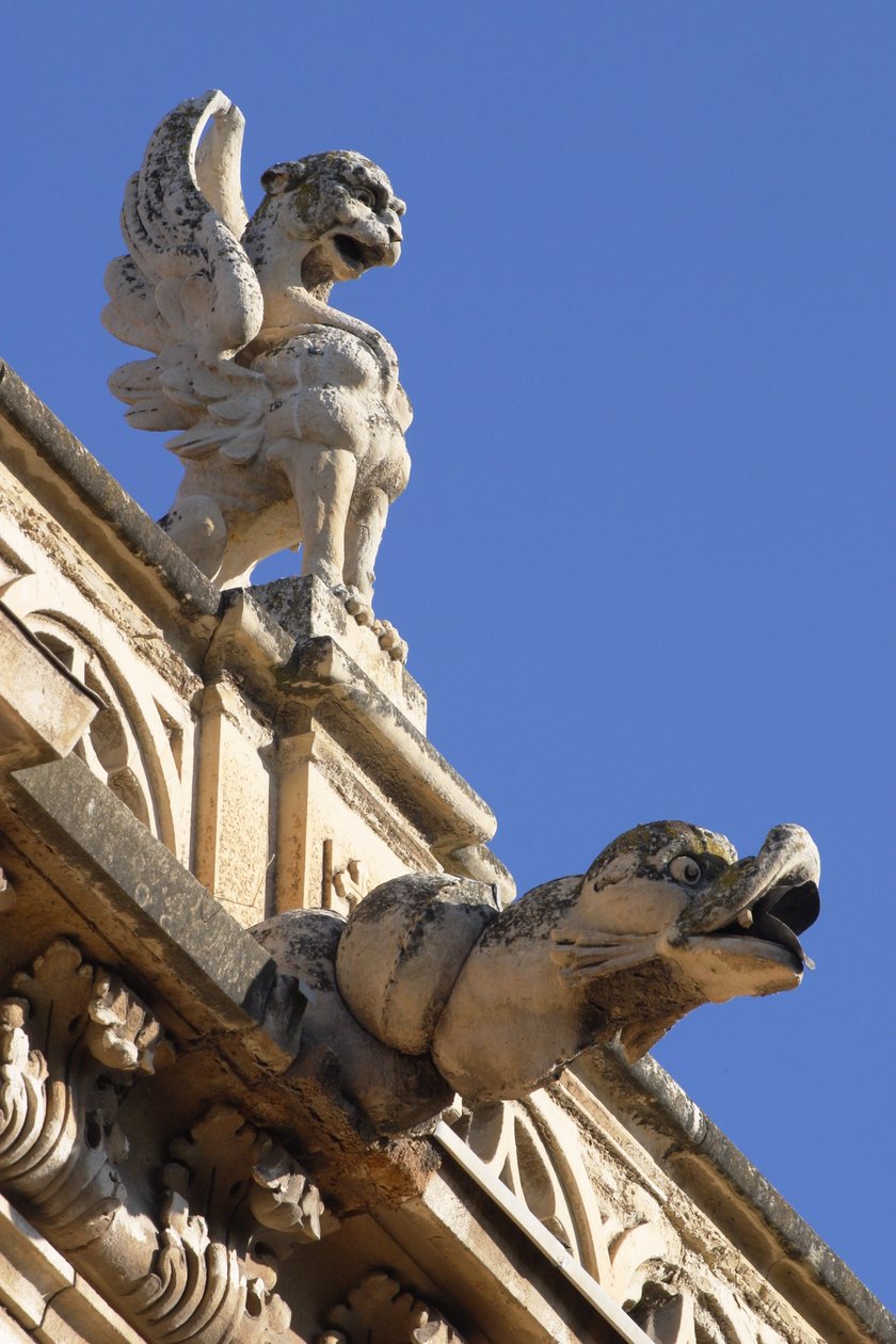 Vízköpő és akrotéria, részlet kívülről alkotó: Spanish School