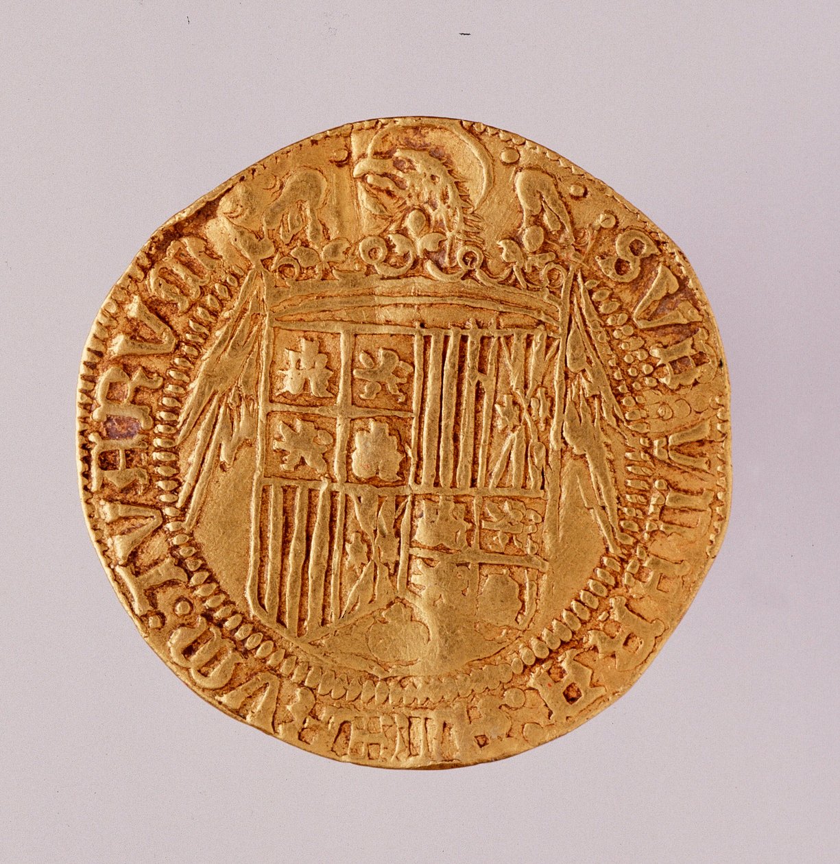 Arany érme Spanyolországból: Ferdinánd és Izabella katolikus király (II. Aragóniai Ferdinánd és I. Izabella kasztíliai) uralkodása. 1474-1516 Átm. 2,7 cm Nápoly, museo archeologico alkotó: Spanish School