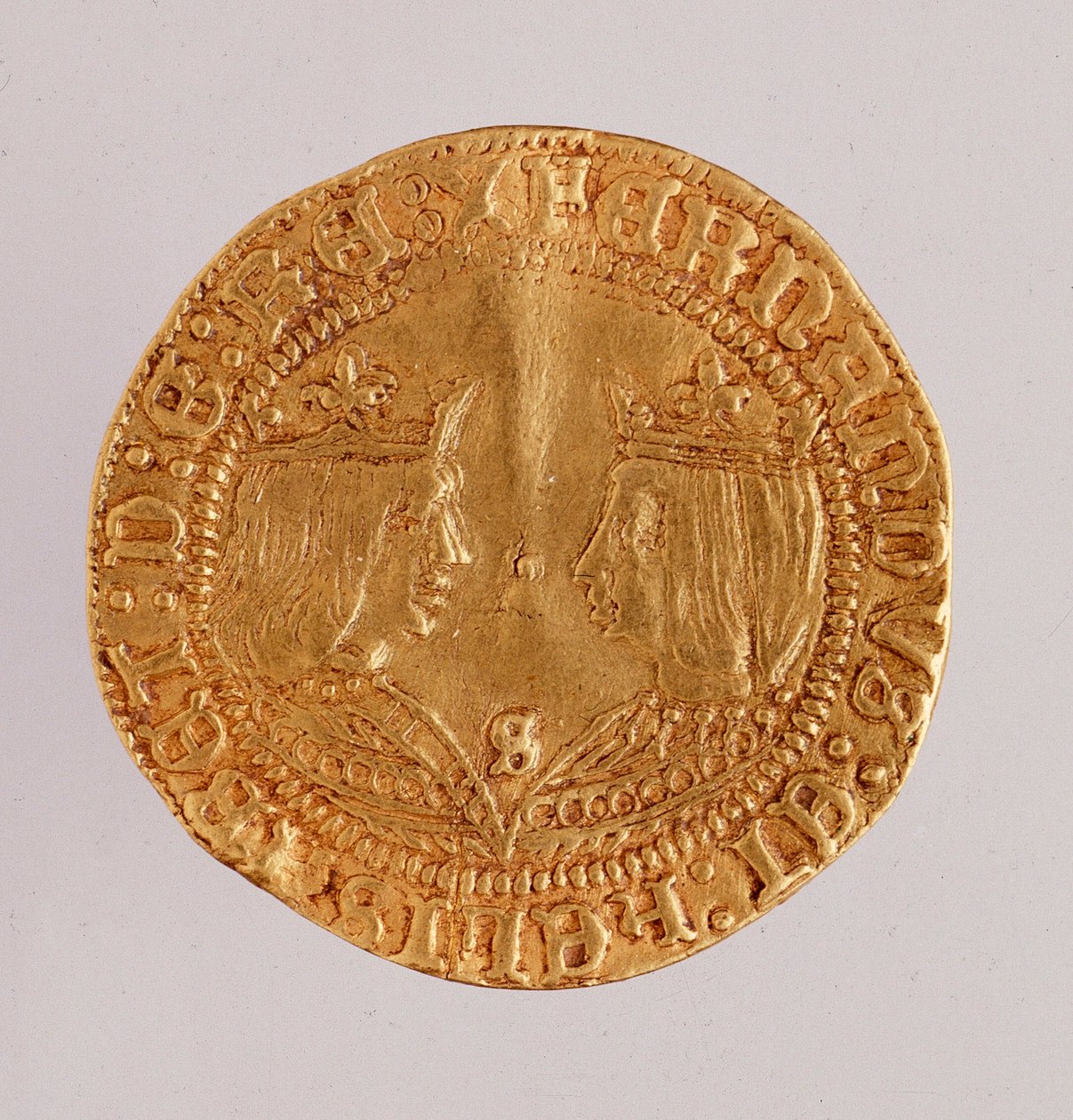 Arany érme Spanyolországból: Ferdinánd és Izabella katolikus király (II. Aragóniai Ferdinánd és I. Izabella kasztíliai) uralkodása. 1474-1516 Átm. 2,7 cm Nápoly, museo archeologico alkotó: Spanish School