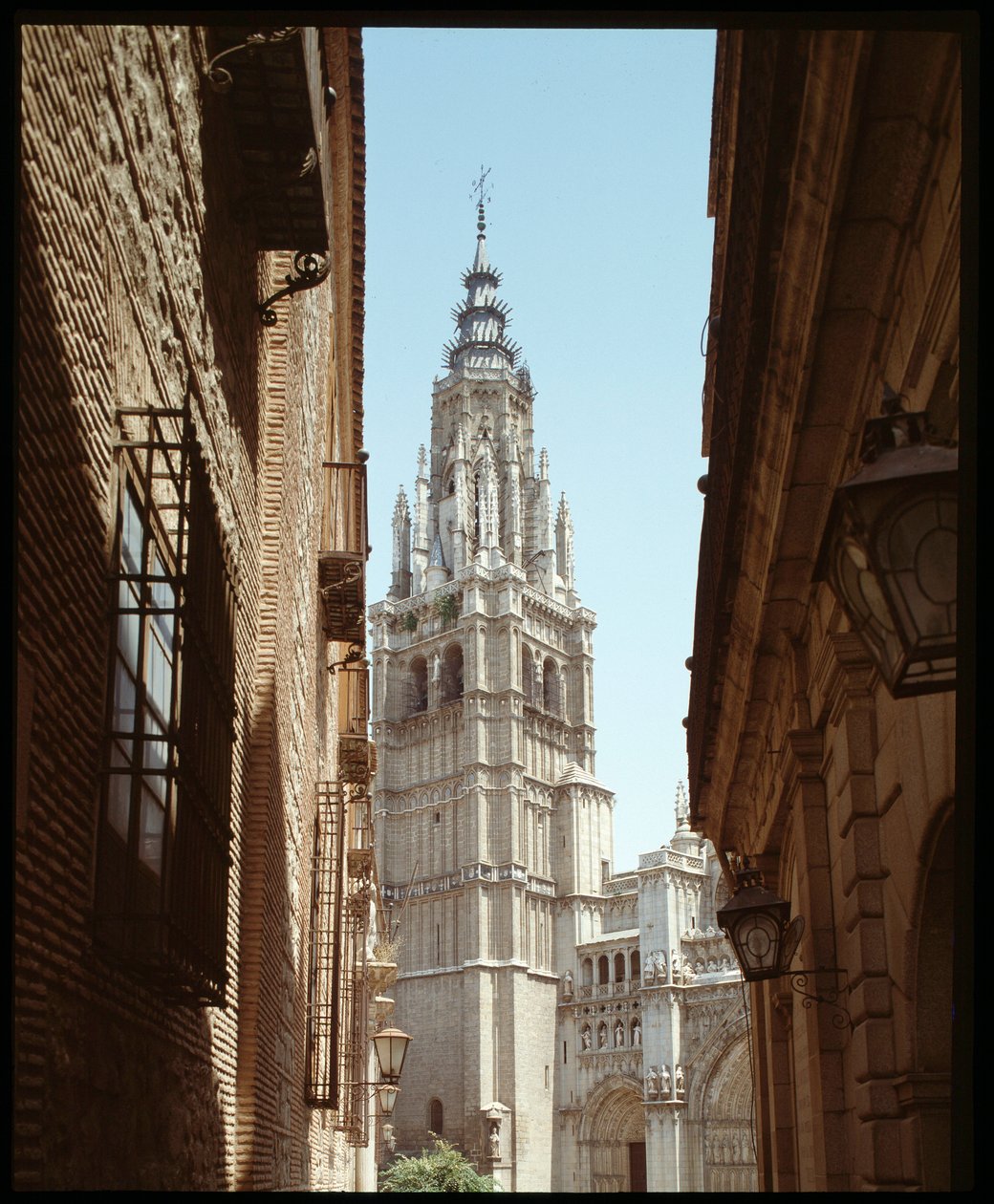 Gótikus művészet: kilátás a Cathedrale Sainte Marie (Szent Mária) 13.-15. századi Toledo, Spanyolország (Kilátás a Szent Mária székesegyház harangtornyára alkotó: Spanish School