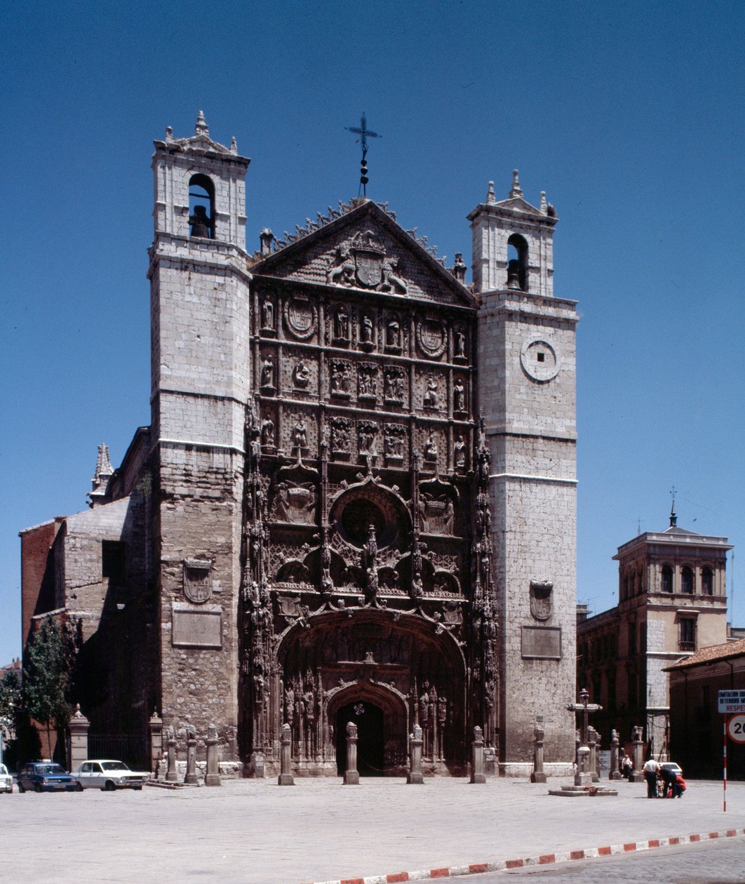 Isabelin gótikus művészet: Kilátás a Szent Pál (Szent Pál) kolostor-templomra (Iglesia conventual de San Pablo) 1445-1616 de Valladolid (A spanyolországi Valladolidban található San Pablo Isabelline gótikus-plateresque templomának képe) alkotó: Spanish School