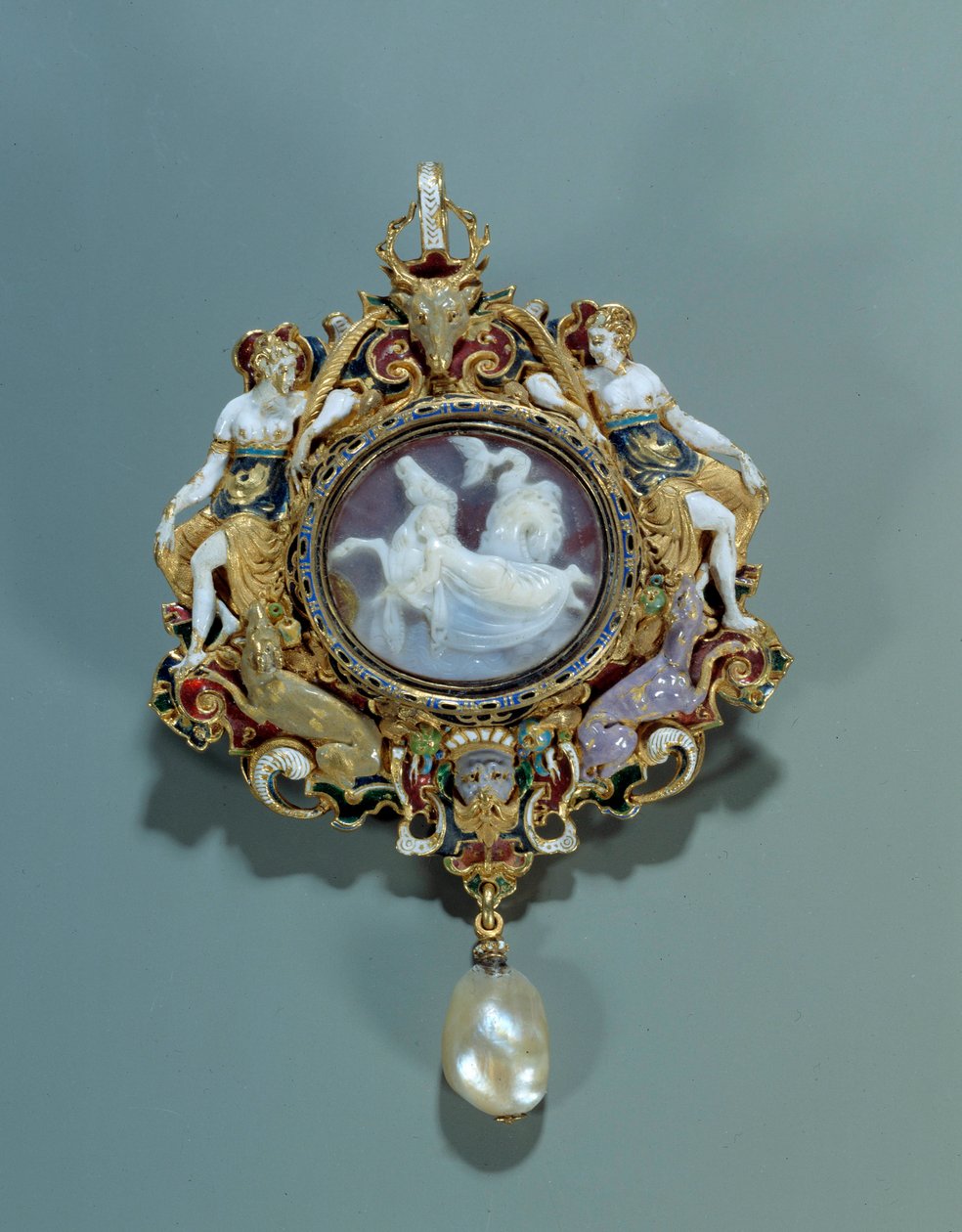 Ékszer: medál zománc arany körben, ékszerrel. 1550-1575. Homályos. 0,12x0,72 m. Párizs, Louvre Múzeum alkotó: Spanish School