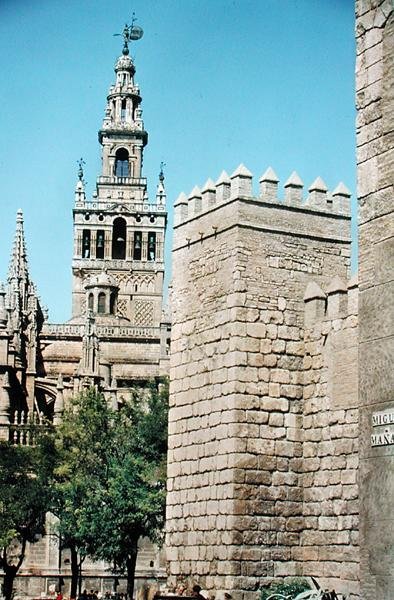 Kilátás a La Giralda-toronyra és a Reales Alcazares egyik tornyára alkotó: Spanish School