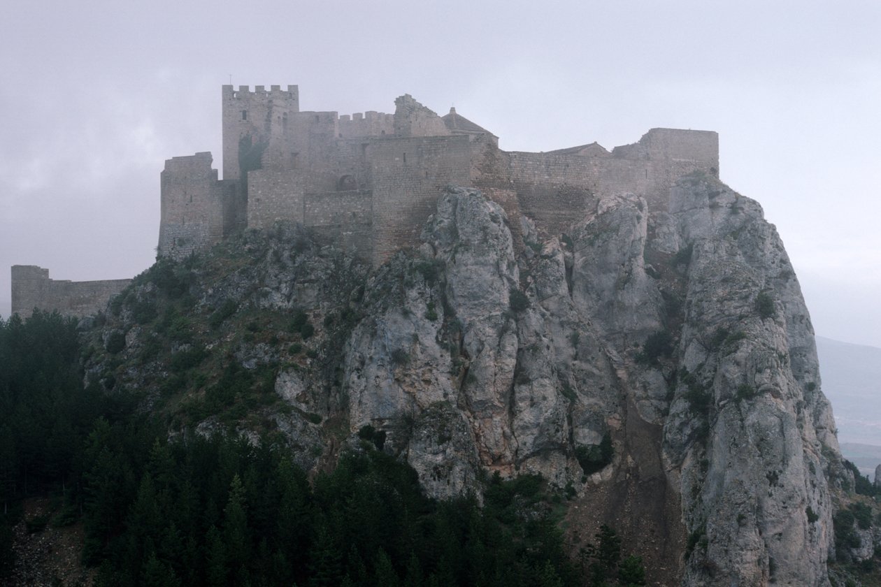 Kilátás a 11-13. században épült Loarre-kastélyra alkotó: Spanish School