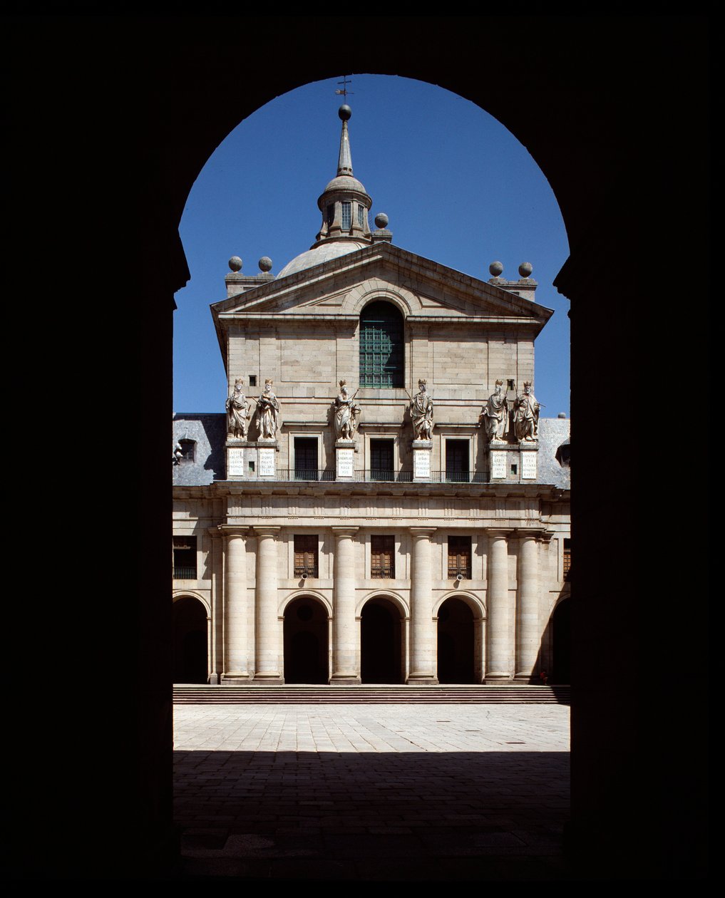 Kilátás nyílik a királyi szék templomának homlokzatára alkotó: Spanish School