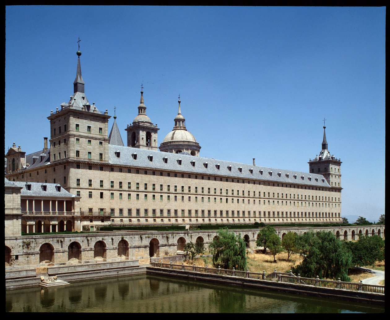 Kilátás a kolostorra és a királyi székre alkotó: Spanish School