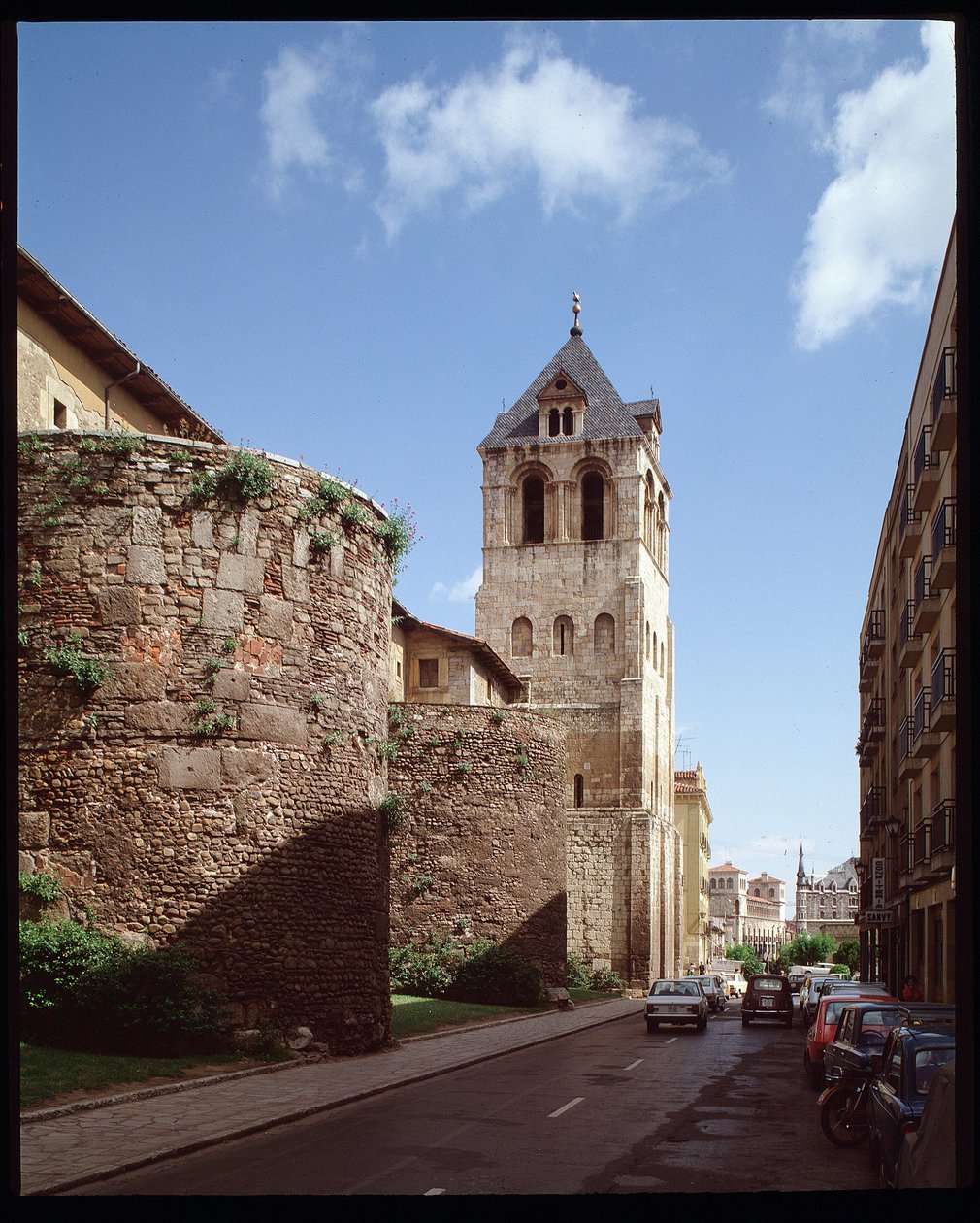 Kilátás a bazilikára és a római falakra alkotó: Spanish School