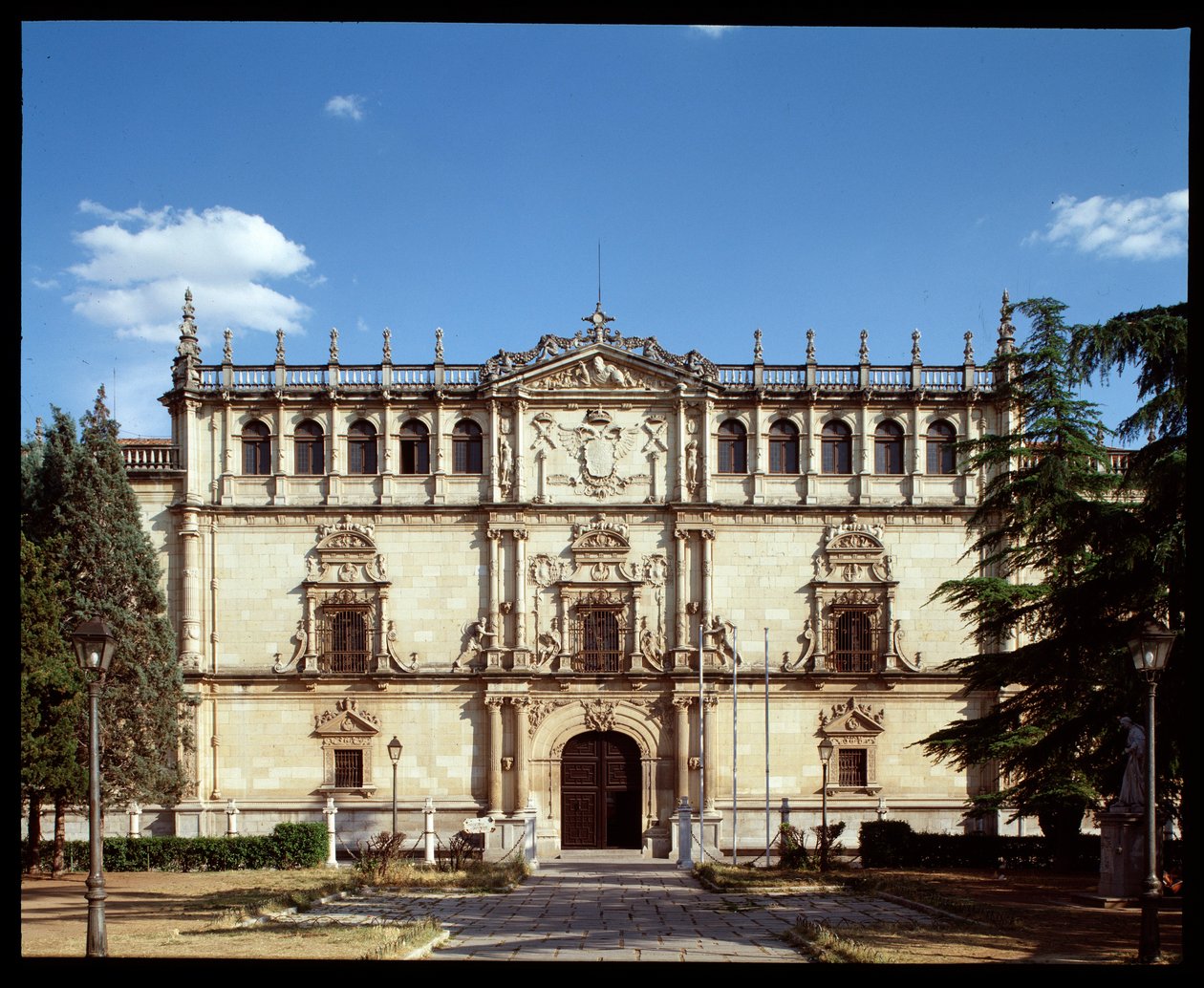 Kilátás a régi Alcala Egyetem lemezes homlokzatára alkotó: Spanish School