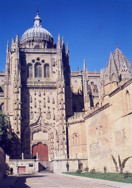Kilátás a déli portálra és a Torre del Gallora alkotó: Spanish School
