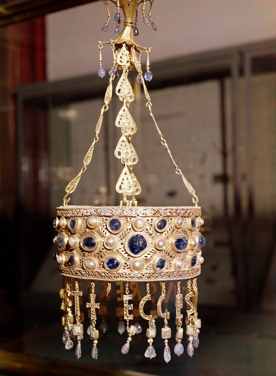 Recesvinth király (652-72) fogadalmi koronája Guarrazar kincséből, 670 körül (arany, hegyikristály, gyöngy és zafír) alkotó: Spanish School