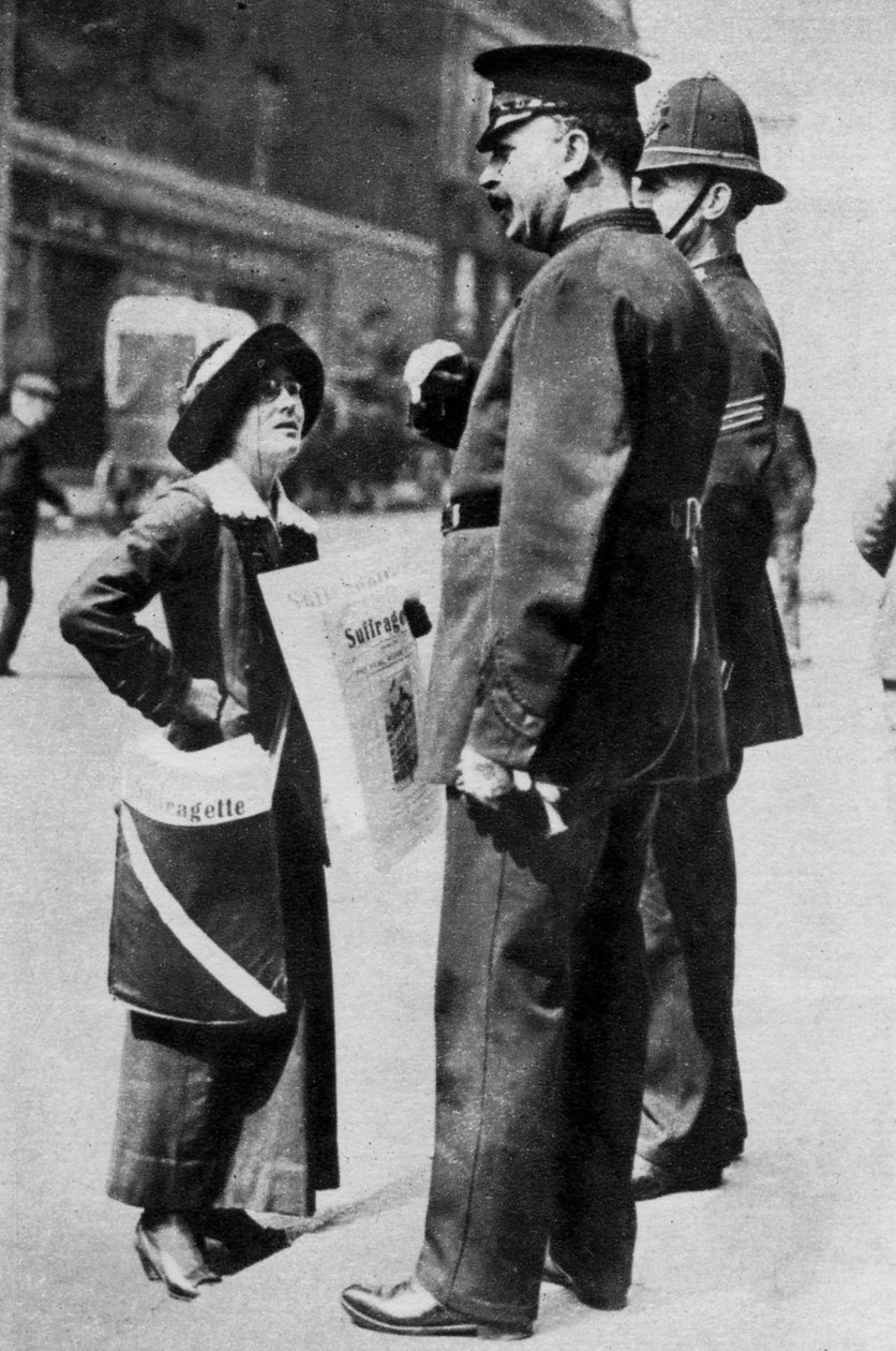 Egy szüfrazsett két rendőrrel szemben, 1913 1937. alkotó: Sport and General