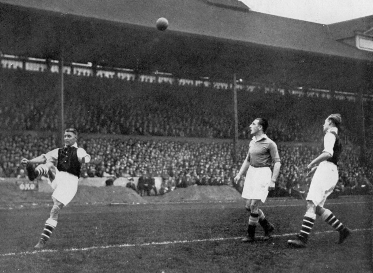 Akrobatika egy Arsenal–Chelsea mérkőzésen a Stamford Bridge-en, London, 1933-c1938 alkotó: Sport and General