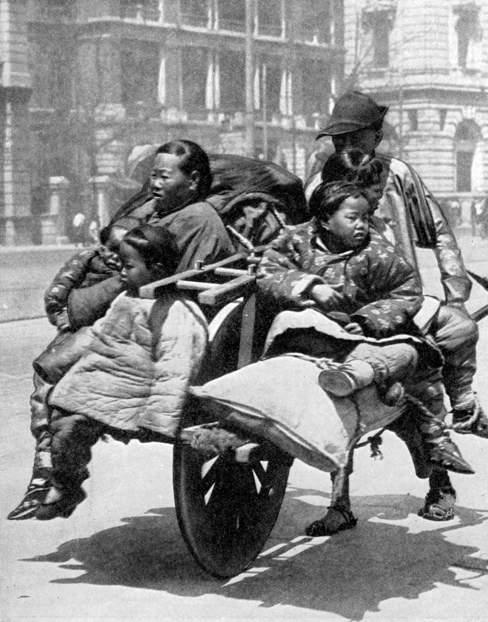Kínai család egy kocsin, 1936. alkotó: Sport and General