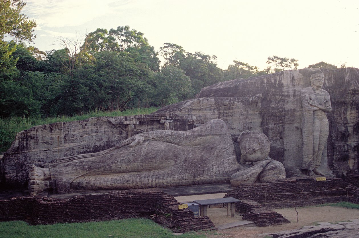 Álló és fekvő Buddha, Gal Vihara (gránit) alkotó: Sri Lankan