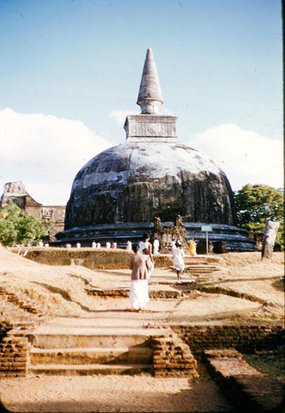 Kilátás a dagobára (buddhista kupola) alkotó: Sri Lankan