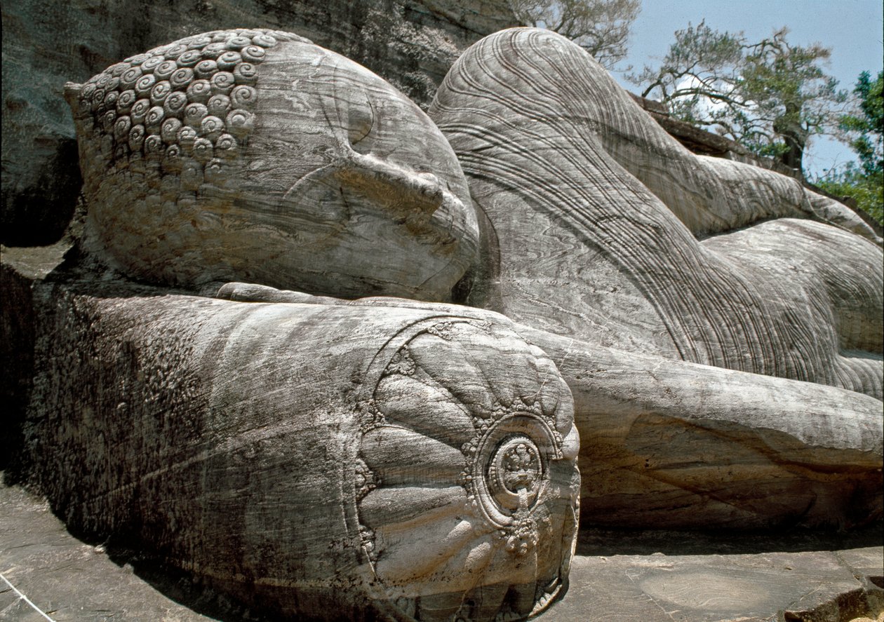 A fekvő kép, amely Buddha parinirvánáját ábrázolja, szobra, Gal Vihara temploma alkotó: Sri Lankan