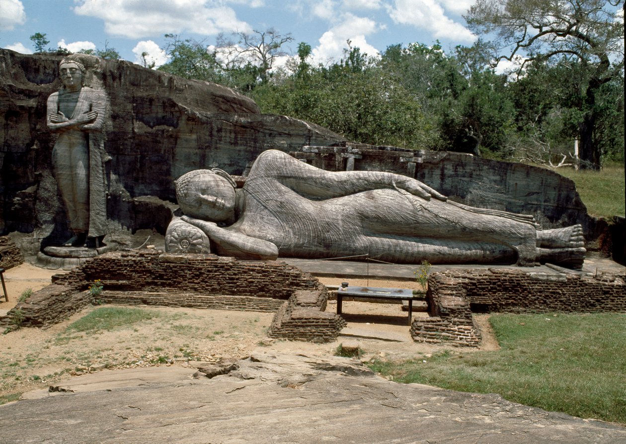 A fekvő kép, amely Buddha parinirvánáját, szobrát, Gal Vihara templomát ábrázolja alkotó: Sri Lankan