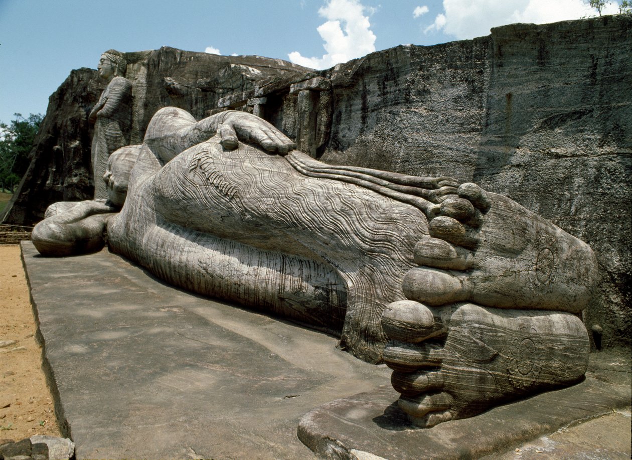 A fekvő kép, amely Buddha parinirvánáját, szobrát, Gal Vihara templomát ábrázolja alkotó: Sri Lankan