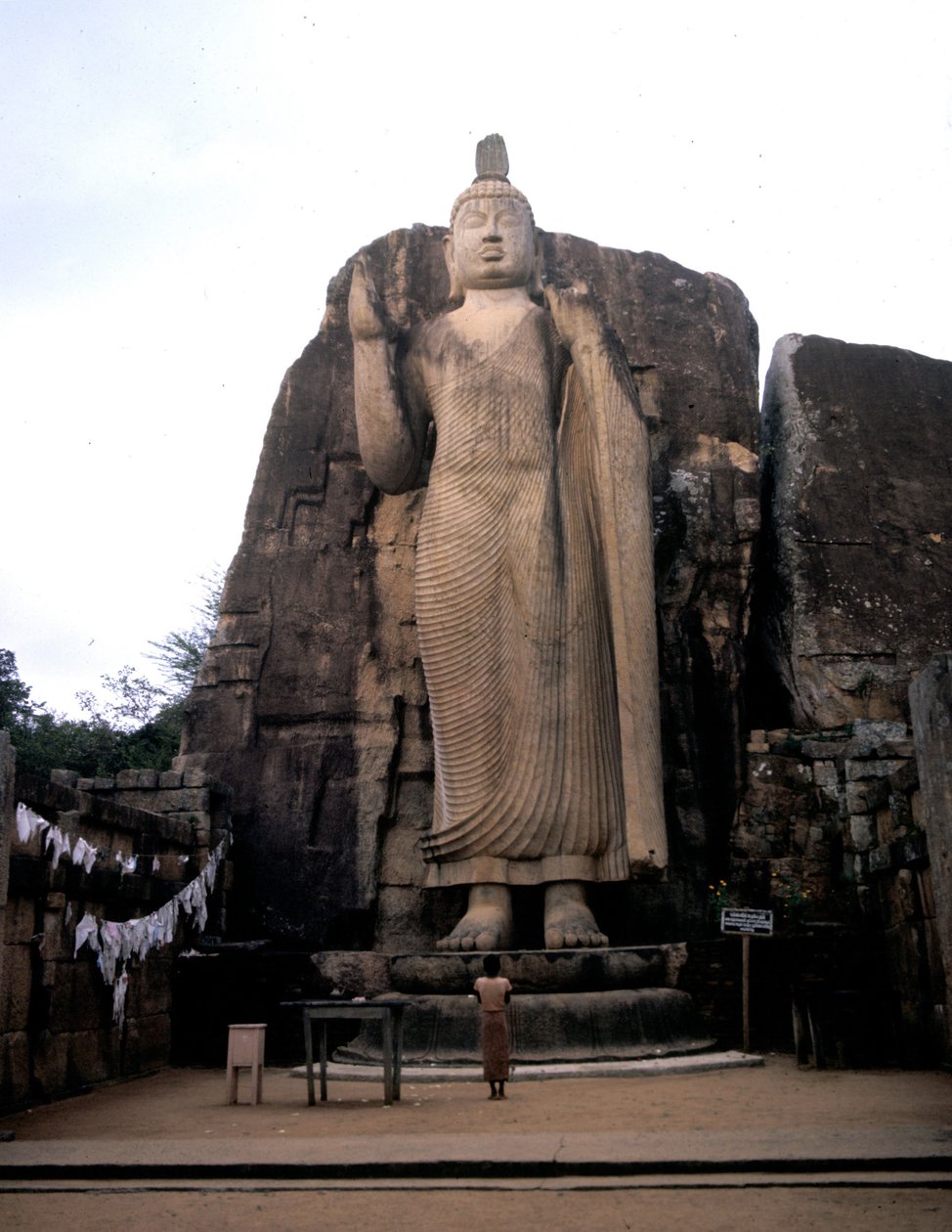 Avukana nagy Buddhája. Sri Lanka. 5. század. alkotó: Sri Lankan School